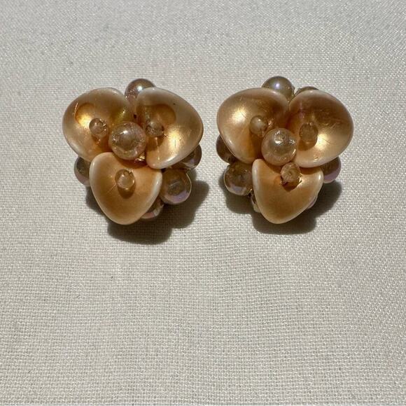 Lucite Flower with Pearl Clip on Earrings. Vintage - Picture 2 of 5